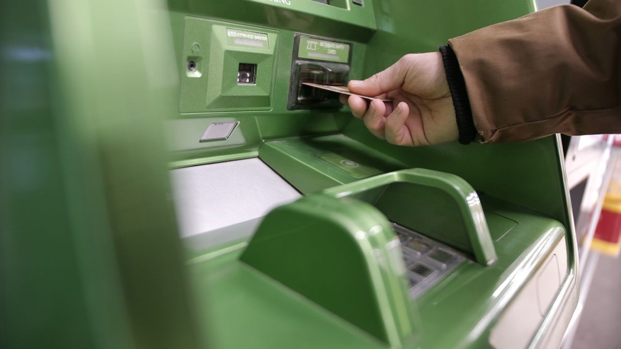 Банкоматы по всей России отказываются принимать новые пятитысячные купюры